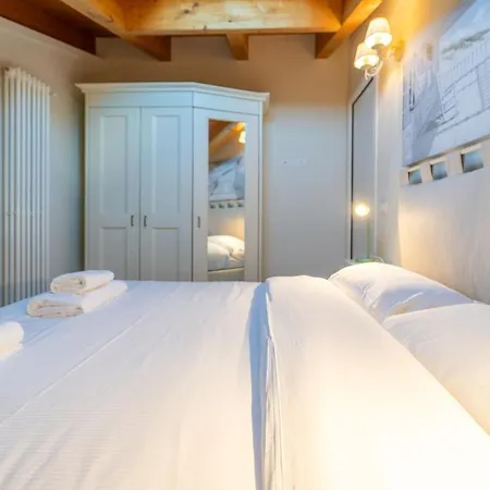 With Swimmingpool And View 아파트