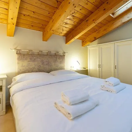 With Swimmingpool And View 아파트 트레메쪼