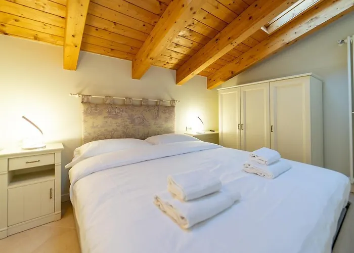 With Swimmingpool And View Appartement Tremezzo