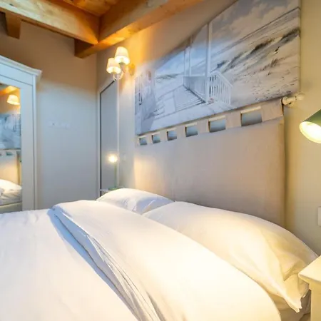 With Swimmingpool And View Tremezzo