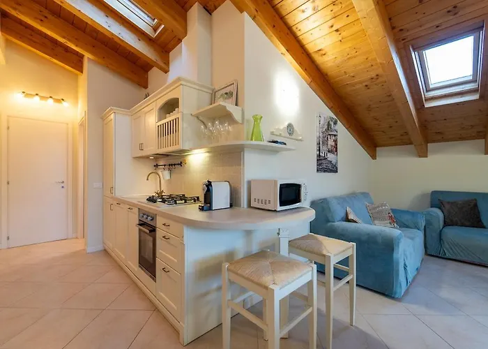 With Swimmingpool And View דירה טרמצו