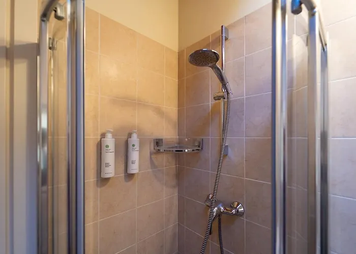 The A-Line Lake Como View Apt A With Pool & Garage Апартаменты *